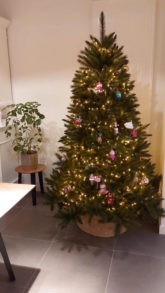 Kunstkerstboom van Triumph Tree Frosted 215cm + boomrok, Diversen, Kerst, Zo goed als nieuw, Ophalen