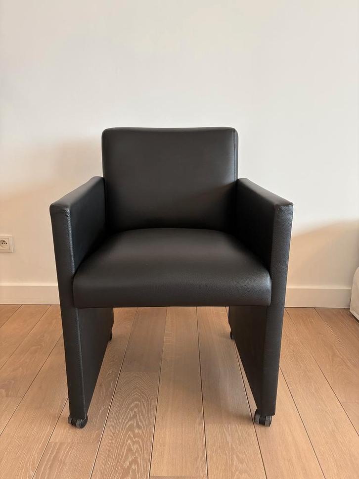 4 Zwarte Kunstleren Eetkamerstoelen – Armleuning & Wieltjes, Huis en Inrichting, Stoelen, Zo goed als nieuw, Vier, Kunststof, Zwart