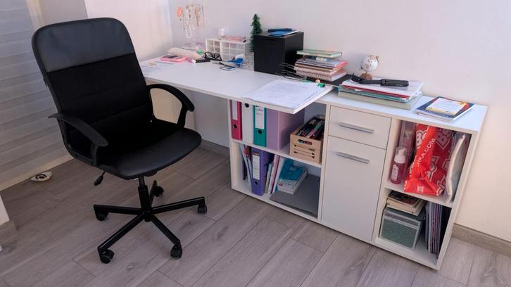 Wit bureau met IKEA-stoel in goede staat, Huis en Inrichting, Bureaus, Bureau