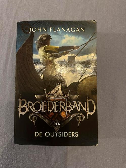 John Flanagan - De outsiders, Boeken, Kinderboeken | Jeugd | 10 tot 12 jaar, Zo goed als nieuw, Ophalen