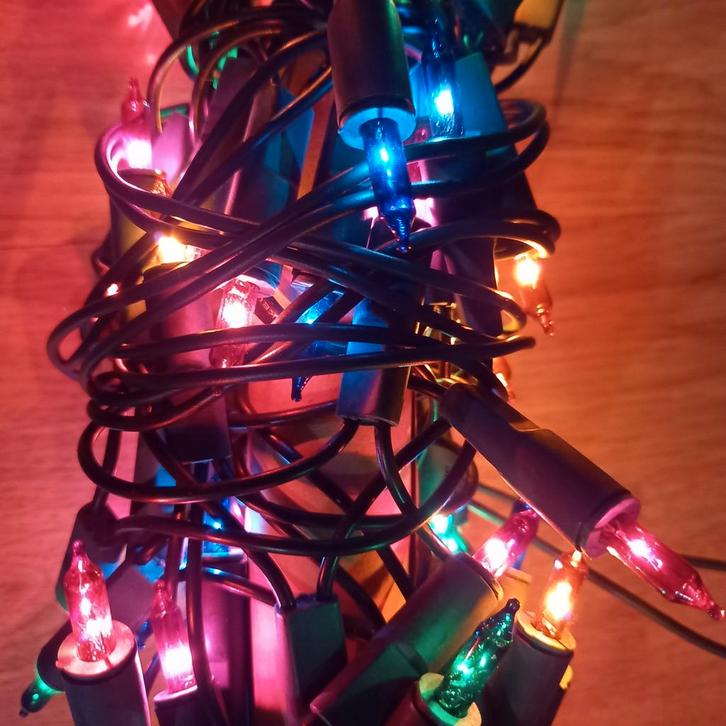 1OO DELIG KERSTVERLICHTING MET GEKLEURDE LAMPJES  ❤️🧡💛💚, Diversen, Kerst, Ophalen of Verzenden