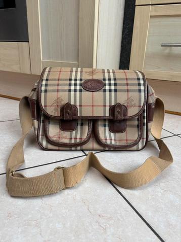 Burberry vintage leren schoudertas beschikbaar voor biedingen