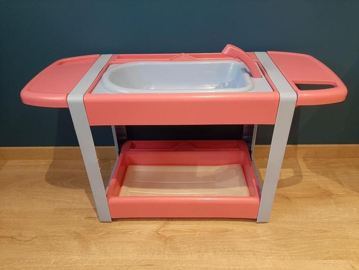 Staand poppenbadje met verzorgingskussen onderaan, Kinderen en Baby's, Speelgoed | Poppen, Zo goed als nieuw, Babypop, Ophalen