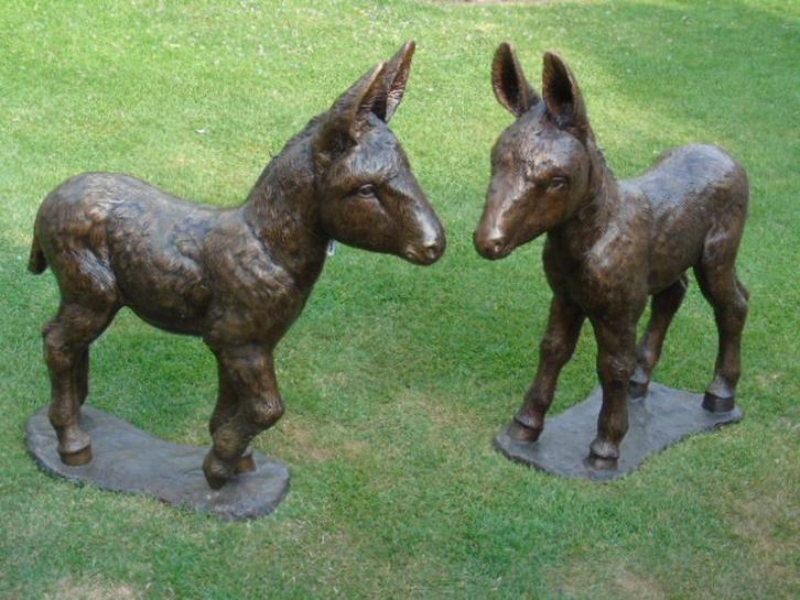 bronzen beeld van een stel staande ezels., Tuin en Terras, Tuinbeelden, Nieuw, Dierenbeeld, Overige materialen, Ophalen