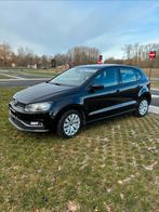 VOLKSWAGEN POLO / 2015 / BENZINE / 70500km / + WINTERBANDEN, Auto's, Stof, Euro 6, Zwart, Handgeschakeld