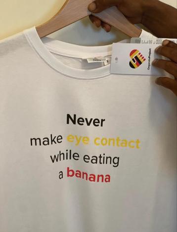 Wit T-shirt met humor beschikbaar voor biedingen