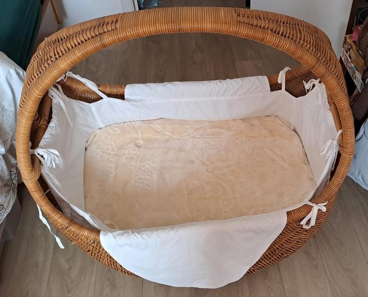 Bruine rieten/ rotan wieg, Kinderen en Baby's, Babywiegjes en Ledikanten, Zo goed als nieuw, Wieg, Ophalen