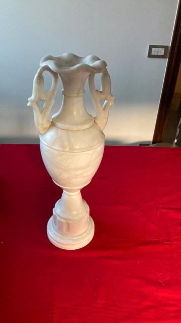 Witte Marmeren vaas beschikbaar voor biedingen