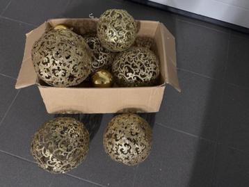 Lot grote Kerstballen goud beschikbaar voor biedingen