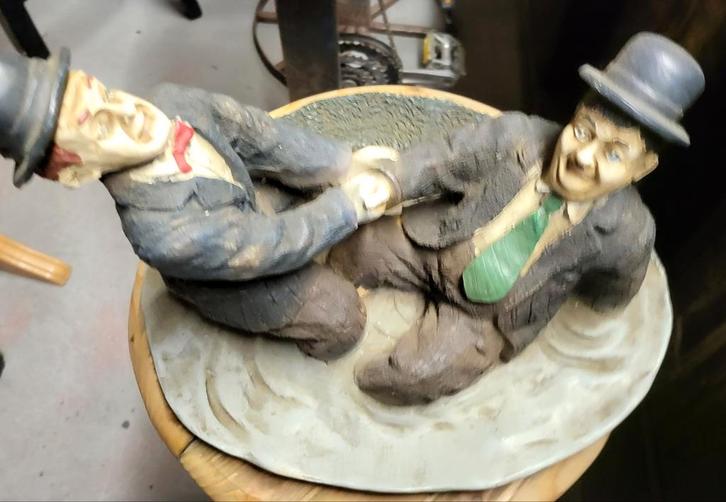 Beeld Laurel & Hardy in moeras, Verzamelen, Beelden en Beeldjes, Zo goed als nieuw, Ophalen of Verzenden