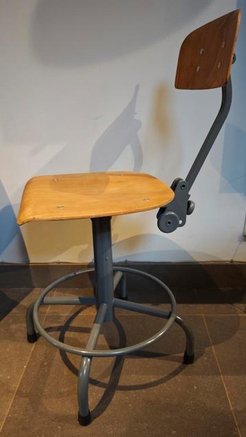 1960 labostoel gerestaureerd  beschikbaar voor biedingen