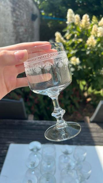 Set van 12 wijnglazen:6 rode en 6 witte met sierlijk patroon beschikbaar voor biedingen