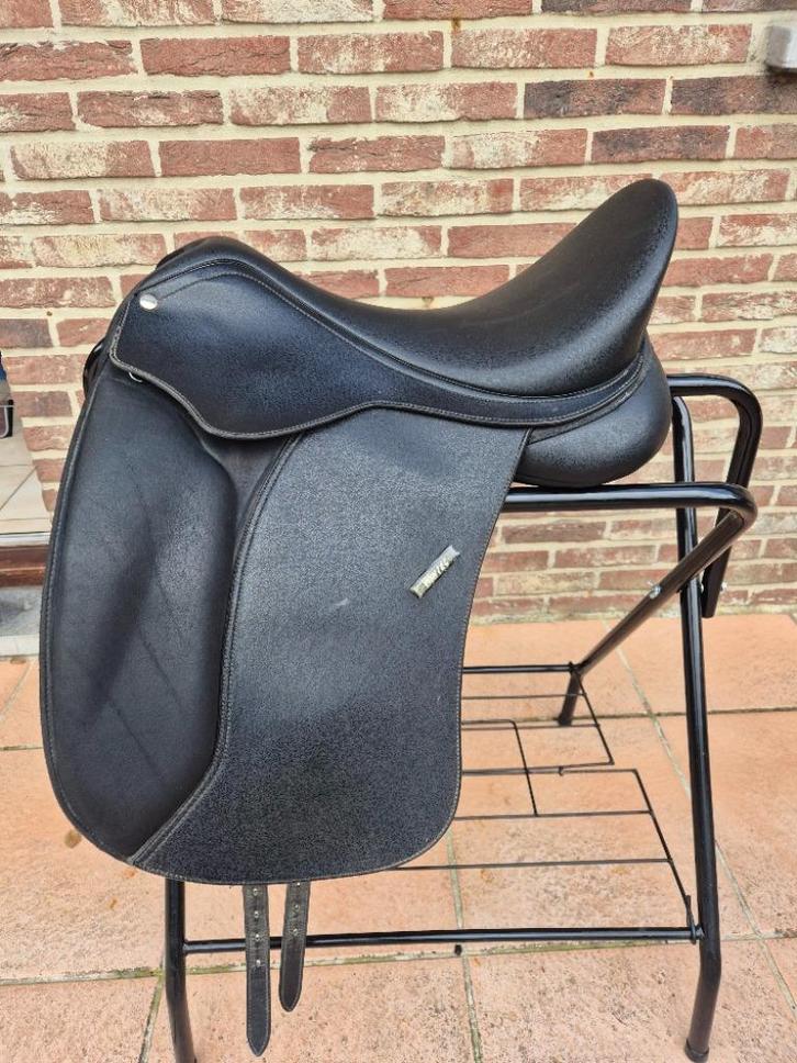 Wintec 500 17.5 dressuurzadel met toebehoren, Dieren en Toebehoren, Paarden en Pony's | Hoofdstellen en Tuigage, Gebruikt, Dressuur