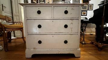 Vintage commodekast met mooie patine beschikbaar voor biedingen