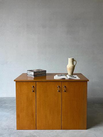 Vintage mid century houten dressoir beschikbaar voor biedingen
