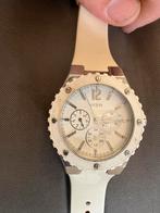 Montre guess blanche, Handtassen en Accessoires, Horloges | Dames, Guess, Ophalen of Verzenden, Zo goed als nieuw, Goud