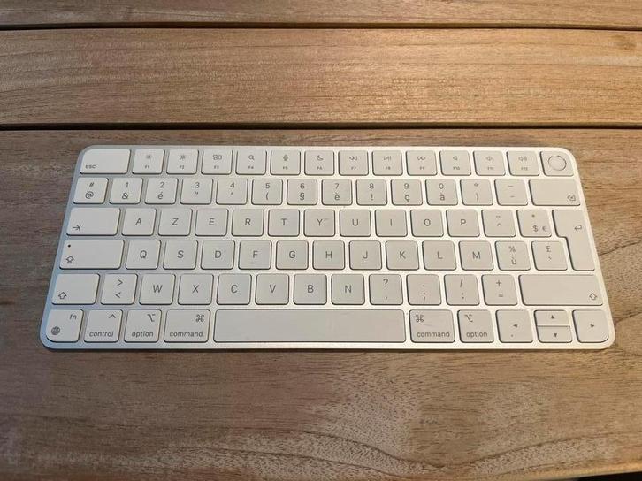 Apple Magic Keyboard met Touch ID – AZERTY – Lightning, Computers en Software, Toetsenborden, Zo goed als nieuw, Azerty, Ophalen of Verzenden