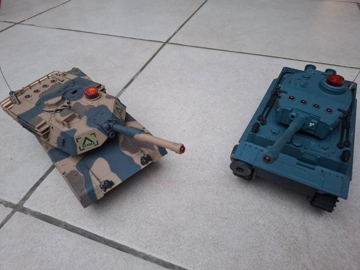 RC gevechtstanks set met afstandsbediening, accu’s en lader, Kinderen en Baby's, Speelgoed |Speelgoedvoertuigen, Gebruikt, Afstandsbediening