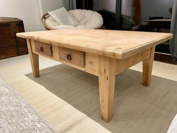 Lichte salontafel in de woonkamer van massief eikenhout beschikbaar voor biedingen