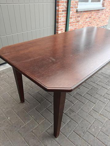 massieve tafel en 6 bijpassende stoelen  beschikbaar voor biedingen
