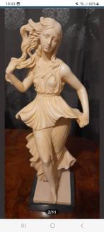 Standbeeld mooie jonge vrouw signeert Santini 53 cm hoog, Antiek en Kunst, Ophalen