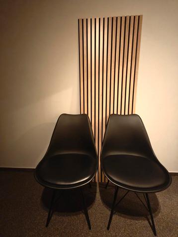 2 Scandinavische stoelen zwart €20/stuk beschikbaar voor biedingen