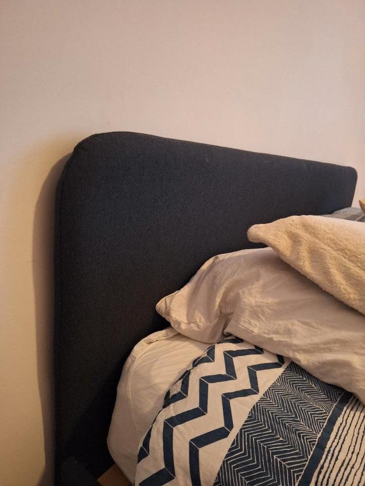 Bedframe + matras, Huis en Inrichting, Slaapkamer | Bedden, Zo goed als nieuw, 160 cm, 200 cm, Zwart, Ophalen