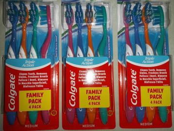 Colgate Pack 4 tandenborstels Triple Action beschikbaar voor biedingen