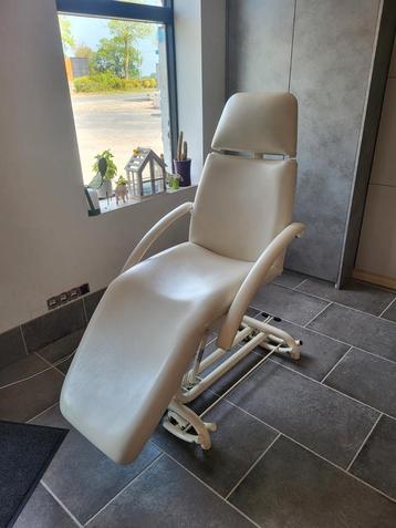 Massagestoel/behandelstoel beschikbaar voor biedingen
