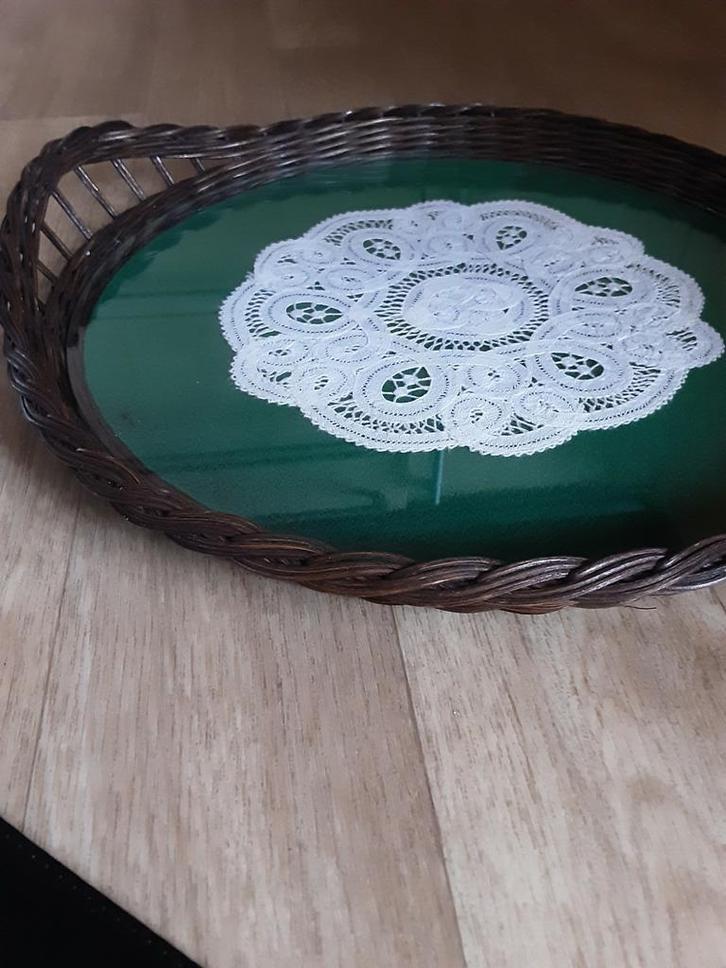 Dienblad hout met kanten sierlap ! NOSTALGIE BOMMA, Huis en Inrichting, Woonaccessoires | Dienbladen, Zo goed als nieuw, Hout