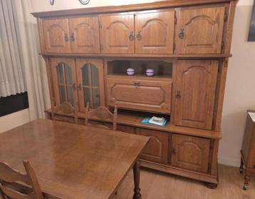 Antieke houten kast beschikbaar voor biedingen