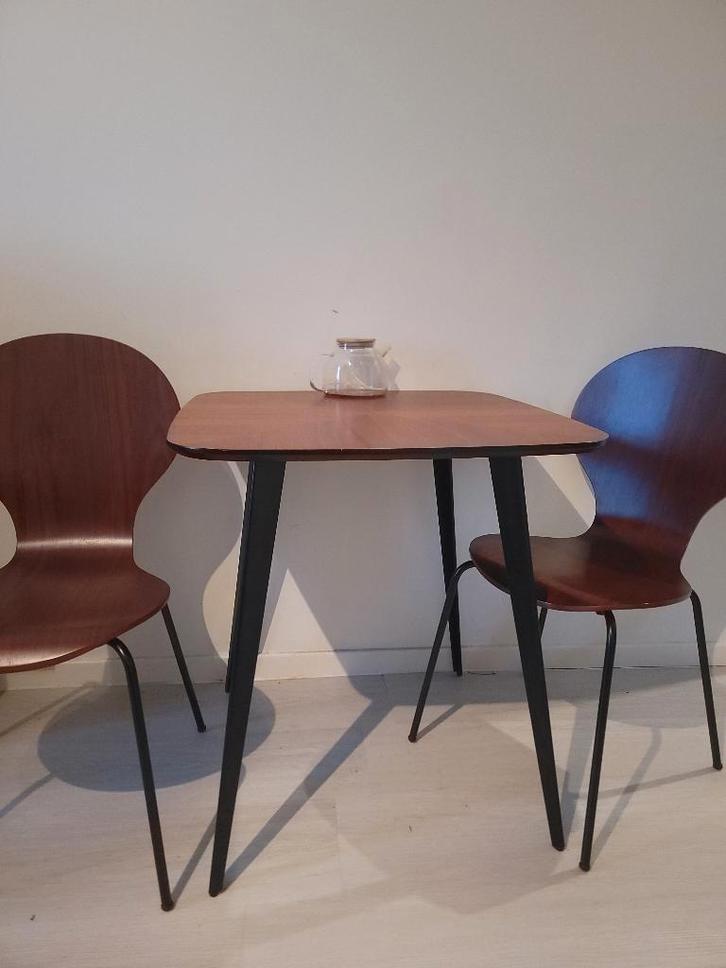 Table bistrot vintage en noyer, Maison & Meubles, Tables | Tables à manger, Comme neuf, 50 à 100 cm, 50 à 100 cm, jusqu'à deux personnes