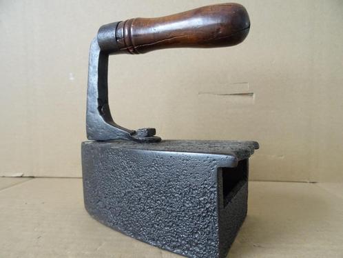 18e eeuw antiek strijkijzer smeedijzeren strijkijzer 1780, Antiek en Kunst, Antiek | Overige Antiek, Ophalen of Verzenden