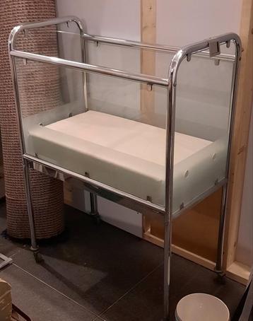 Vintage kinder baby ziekenhuisbedje beschikbaar voor biedingen