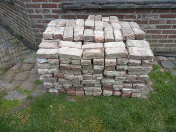 Oude gevelsteen.  beschikbaar voor biedingen