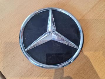 Embleem van een Mercedes A-Klasse