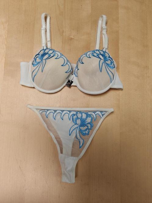 Lingerieset wit met lichtblauwe tekening maat B80 + L, Nieuw, Kleding | Dames, Ondergoed en Lingerie, Setje, Wit, Ophalen of Verzenden