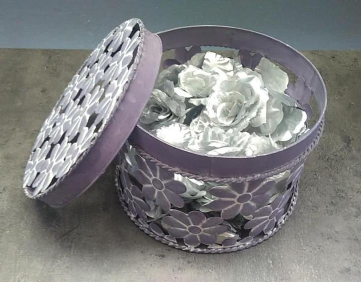 blikken doos gevuld met bloemen en bloemblaadjes grijs, Verzamelen, Blikken, Ophalen of Verzenden