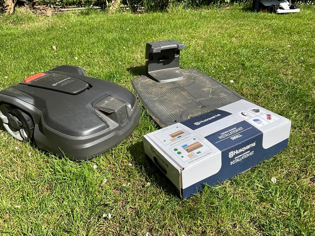 Husqvarna Automower 305 met laadstation em installatiekit, Enlèvement, Utilisé, 20 à 25 cm, Contrôlable via l'application