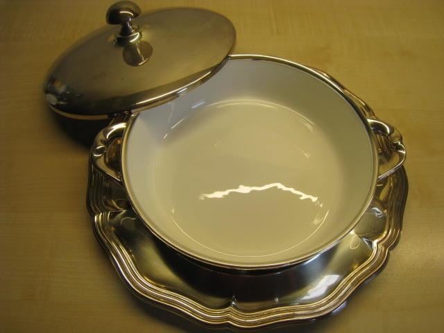 Zilveren groentenschaal, met deksel en wit porselein binnen, Ophalen