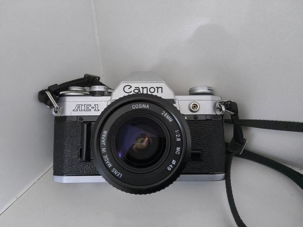 Appareil photo Canon AE1 avec objectif Cosina 28 mm 1:2.8 et, TV, Hi-fi & Vidéo, Appareils photo analogiques, Comme neuf, Reflex miroir