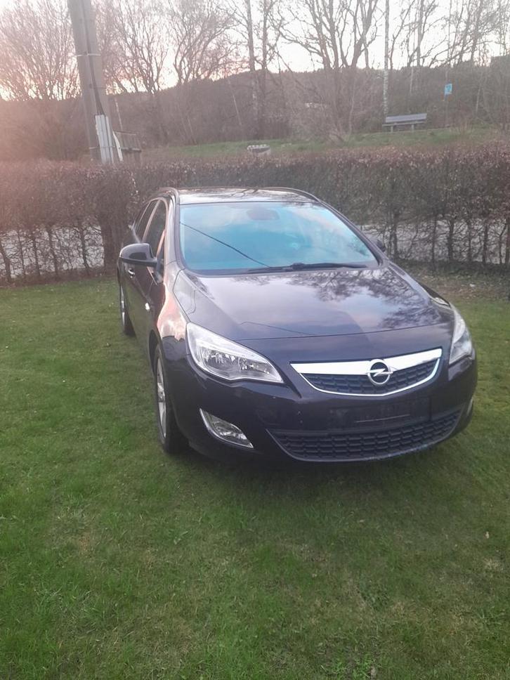 Opel astra j sports tourer 17DTCI  de 2011, Autos, Opel, Astra, ABS, Vitres électriques, Diesel, Break, 5 portes, Boîte manuelle
