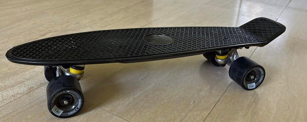 Skateboard Naked + tremplin, Sport en Fitness, Skateboarden, Zo goed als nieuw, Skateboard, Ophalen