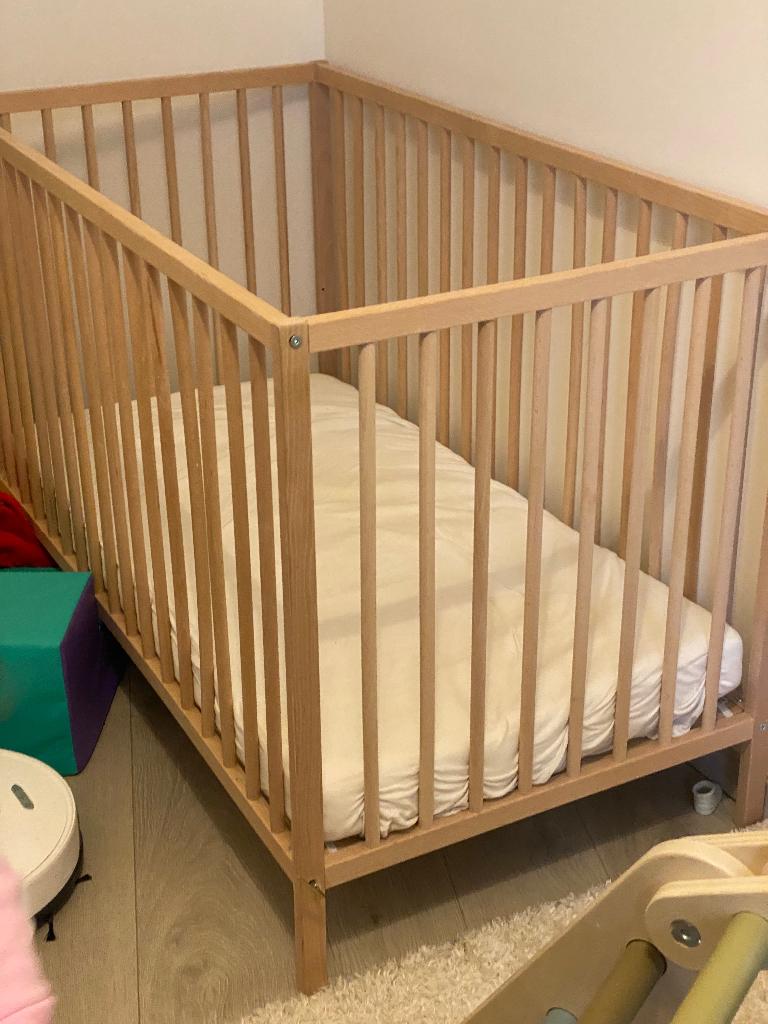 Lit bébé  + matelas + sacs de couchages, Ophalen, Zo goed als nieuw, Ledikant