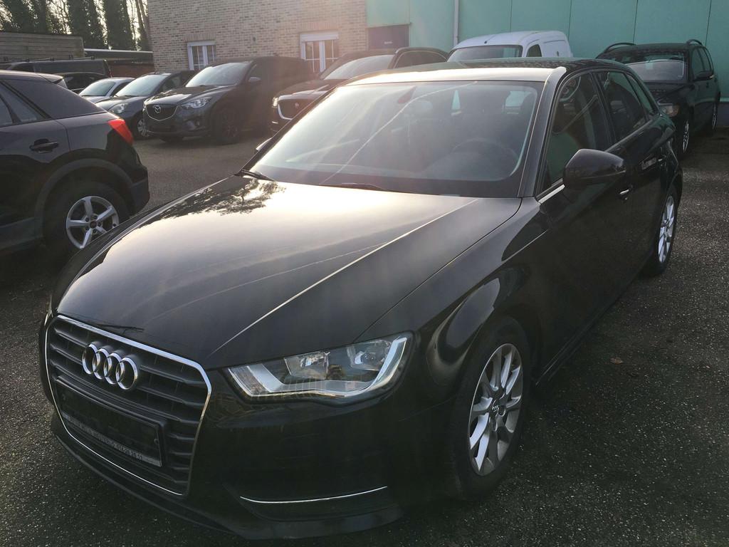 Audi A3 A3 Sportback 1.6 TDi ultra Attraction diesel, Auto's, Euro 5, 1800 kg, Gebruikt, Zwart