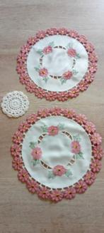 2 Napperons brodés motifs fleurs roses, Enlèvement ou Envoi, Neuf, Autour de, Intérieur