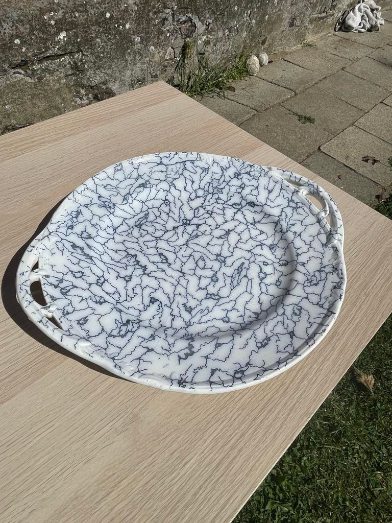 Oude serveerschaal met marmermotief en handgrepen, Huis en Inrichting, Stoffering | Tapijten en Vloerkleden, Zo goed als nieuw