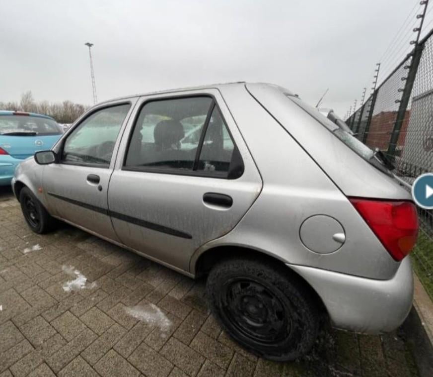 Ford Fiesta 1999 – Start & rijdt prima! Betaalbare, zuini, 5 deurs, Particulier, Zilver of Grijs, Stadsauto