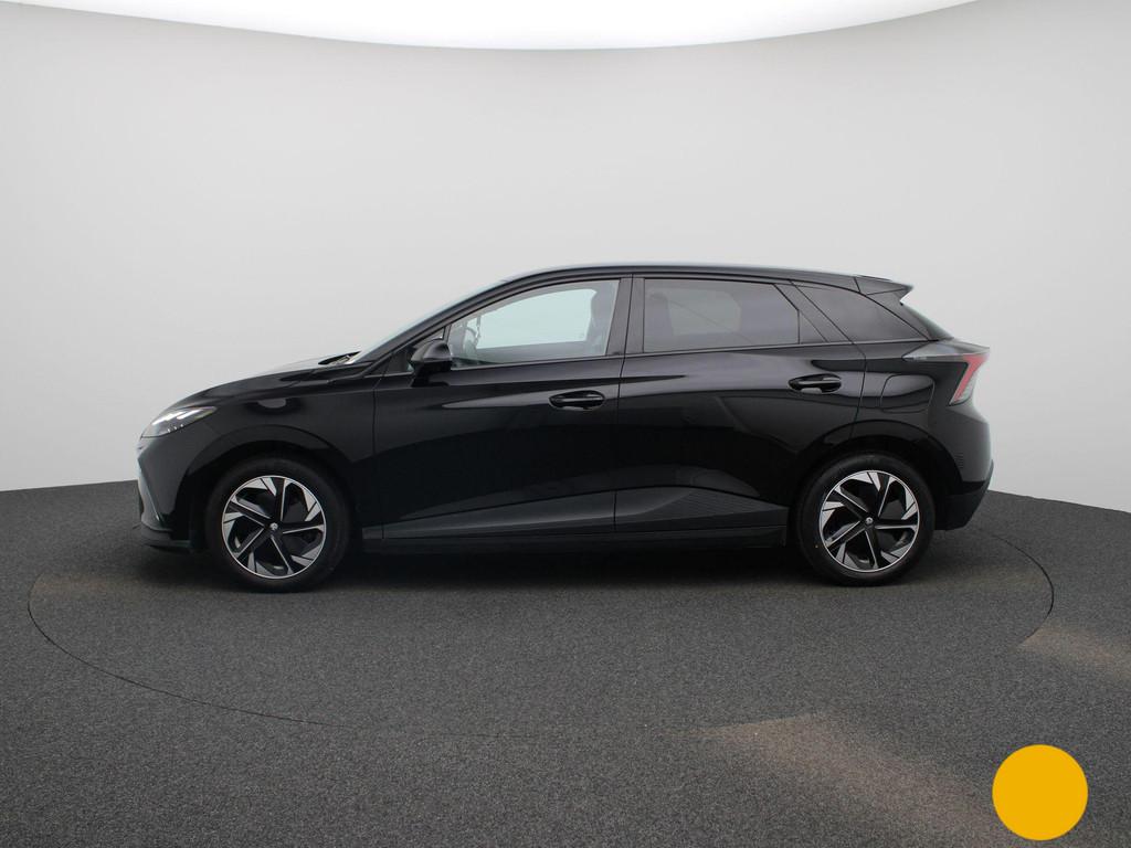 MG MG4 64 kWh Luxury, Auto's, MG, Automaat, Gebruikt, 1675 kg, Zwart