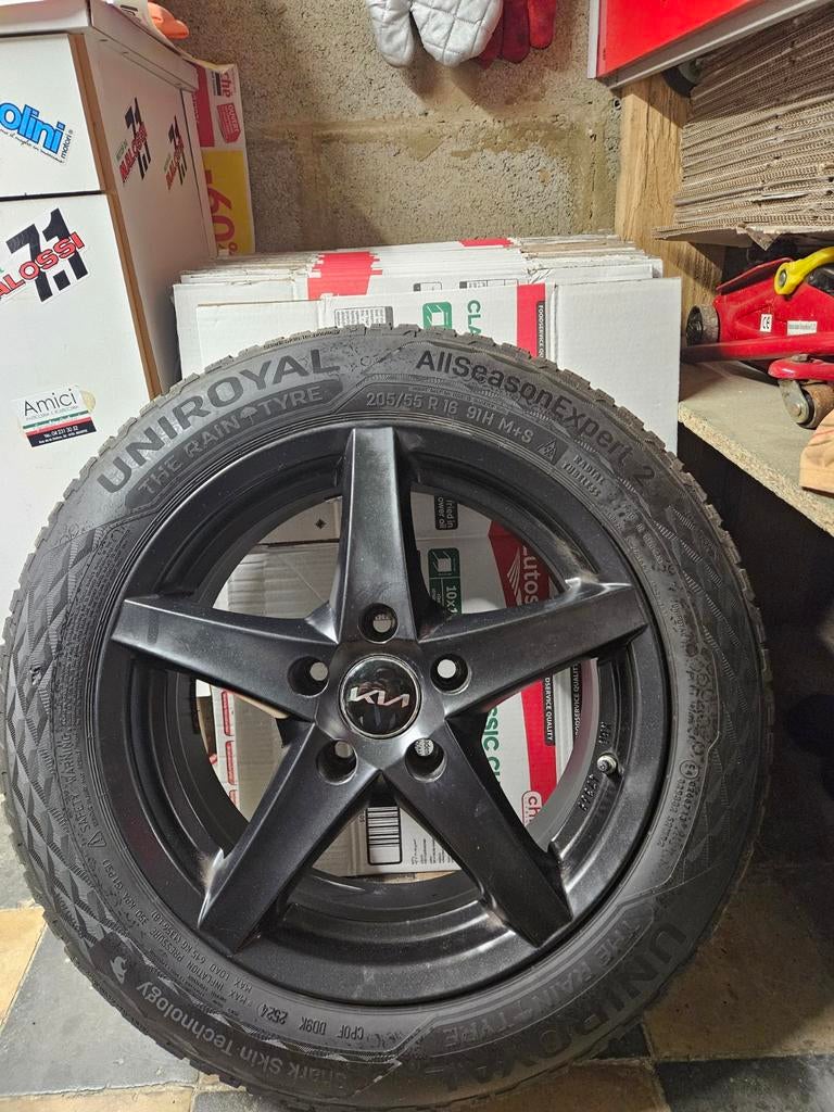 Pneu d'hiver kia, Autos : Pièces & Accessoires, Pneus & Jantes, Neuf, Pneus hiver, 16 pouces, 205 mm